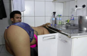 Latina puta tirando a roupa do encanador e começa a transar em serviço