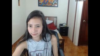 Magrinha gatinha 19 anos exibindo seios pequenos bicudos na cam