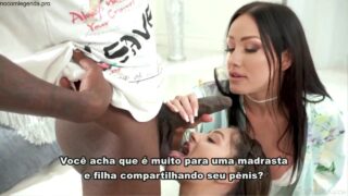 Milf Linda e Filha Sexy Fodendo Juntas em Sexo Amador Legendado